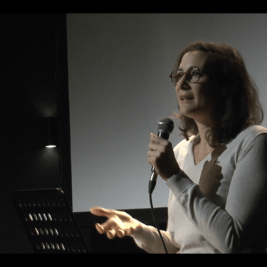 Exposé de Tamara Guénoun pendant un événement Quatre-Quarts