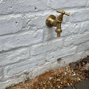 Outside tap with a Hose union back plate