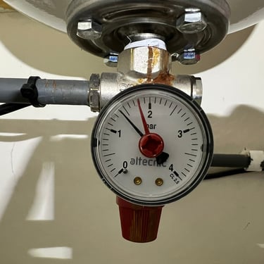 leaking 18lt potable water pressure vessel