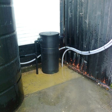 Rainwater capture barrel with filter and pump