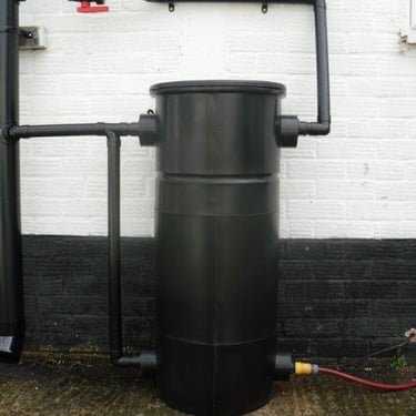 Rainwater capture barrel filtering water from a roof before pumping it to the main water storage tank