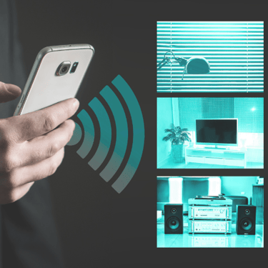 Mão com celular e sinal Wi-Fi conectando aparelhos inteligentes.