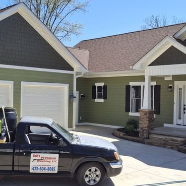 Hardie board housewash in Mooresburg, Tn 37811 ,y Bobs Pressure washing services in Bulls Gap, Tn 37711 1