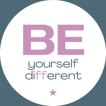Logo “Be yourself different” en typographie violette et grise, dans un cercle blanc avec une petite étoile violette.