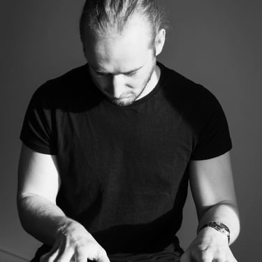 photo en noir et blanc d'un homme qui joue du piano