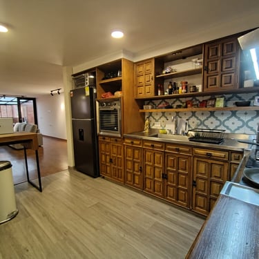 Cocina equipada / Equipped kitchen abierta con gabinetes de madera