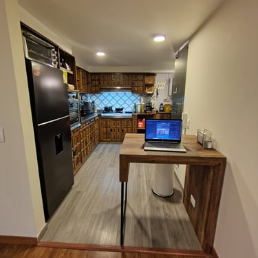 Cocina equipada / Equipped kitchen abierta con gabinetes de madera