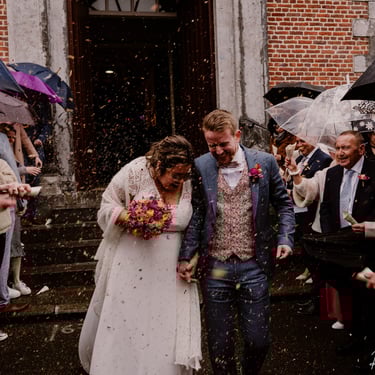 Sortie des mariés sous une pluie de pétalles (Eglise de Grand-Rechain)