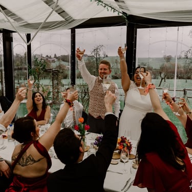 Le toast des mariés dans la véranda de la ferme des Beaux-Monts