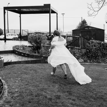 La mariée court sous la pluie pour se mettre à l'abri