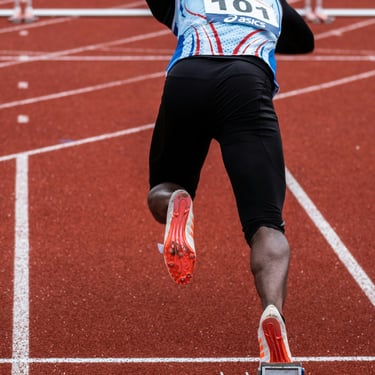 Un corredor de atletismo haciendo una salida