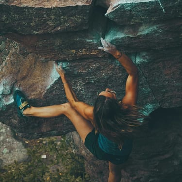 Una mujer escalando una montaña
