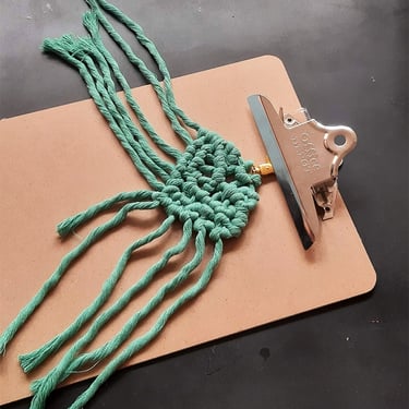 llavero de macramé en forma de corazón