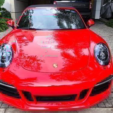 Brillo tipo espejo logrado con corrección de pintura y recubrimiento cerámico profesional en Guadalajara.