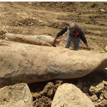 Tim profesional [Java Heritage Stone] bekerja di lokasi penambangan, menjamin efisiensi dan pengawa