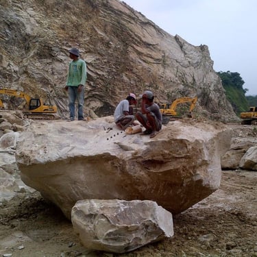 Proses awal penghancuran batu alam andesit primer di area tambang untuk persiapan pengiriman massal