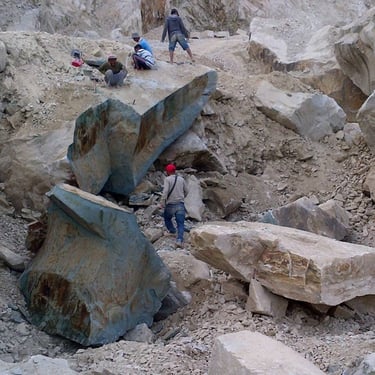 Tim profesional [Java Heritage Stone] bekerja di lokasi penambangan, menjamin efisiensi dan pengawa