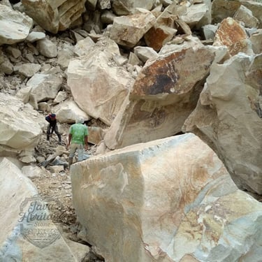 Stok tumpukan batu mentah andesit dari hasil galian tambang, siap untuk diproses dan diolah