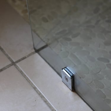 attache design verre trempé  BL Miroiterie