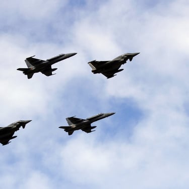 Dos Eurofighter 2000 y dos F-18