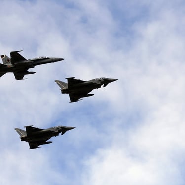 DOS EUROFIGHTER 2000 Y UN F-18