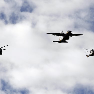 Un avión CN-235 VIGMA un helicóptero Súper Puma y un helicóptero Puma