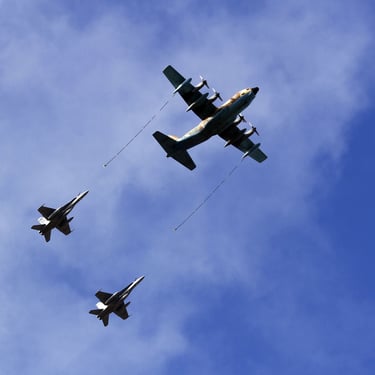 Un avión Hercules y dos F-18