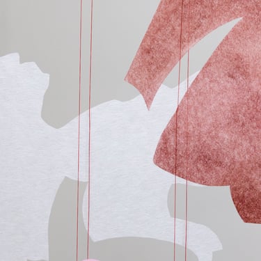 Installation aus gefärbten Glasfaserformen auf roten Fäden im Kunstraum Colo’art in Strasbourg