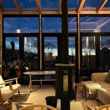 Sala com por so sol da casa sustentável prefabricada em crsoo laminated timber