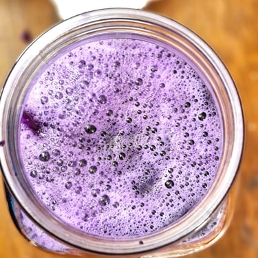 Vista aerea de chucrut de col morado sobre una mesa de madera.