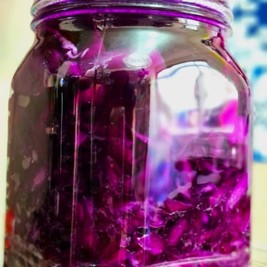 Frasco lleno de Chucrut de col morado.
