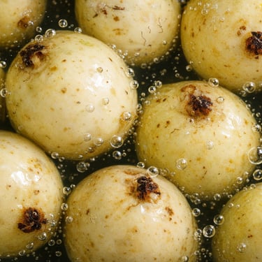 Guayabas dentro de agua, mostrando el proceso para hacer kombucha de guayaba.