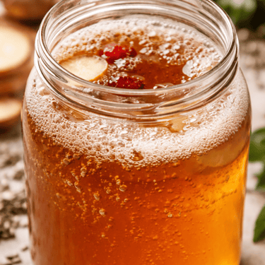 Un frasco de vidrio lleno de kombucha.