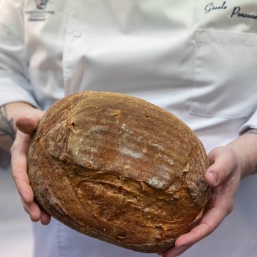 Pane artigianale mostrato da uno chef