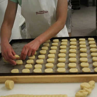Preparazione artigianale dei Biscottini di Prosto in laboratorio
