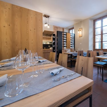 Sala ristorante del Crotto Ubiali con arredi in legno