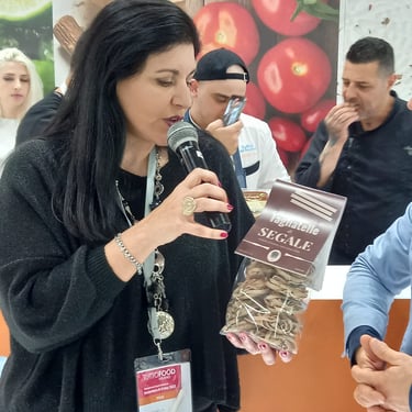 Clara Mennella presenta e racconta prodotti artigianali durante un evento gastronomico