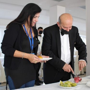 Clara Mennella partecipa come giurata a un evento enogastronomico durante una degustazione guidata