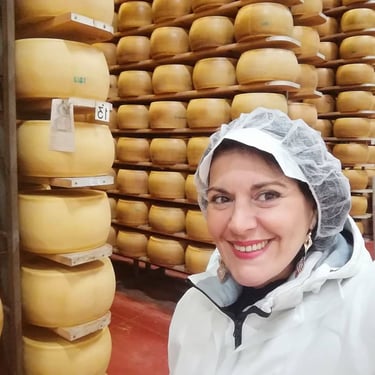 Clara Mennella in visita a un caseificio italiano durante un tour enogastronomico