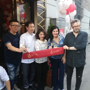 Clara Mennella partecipa all’inaugurazione di un ristorante con chef e ospiti