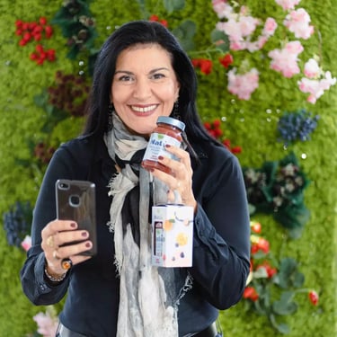 Clara Mennella tiene in mano prodotti food e beverage durante un evento di comunicazione del gusto