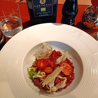 Tartare di manzo con verdure servita da Pa.Lato Milano, presentazione curata