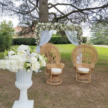 Décoration extérieure en fleurs séchées, ton blanc, pour mariage, réalisée par l'Ensorce'Fleurs