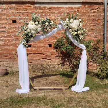 Arche de mariage, décorée en fleurs séchées, ton blanc, réalisé par l'Ensorce'Fleurs