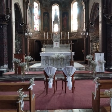 Eglise de mariage, décorée de petits bouquets de fleurs séchées, ton blanc, réalisé par l'Ensorce'Fleurs