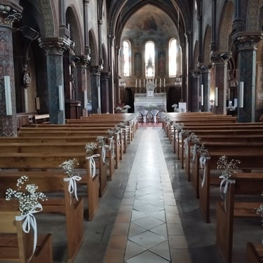 Bancs d'église ornés de petits bouquets de fleurs séchées, ton blanc, réalisé par l'Ensorce'Fleurs