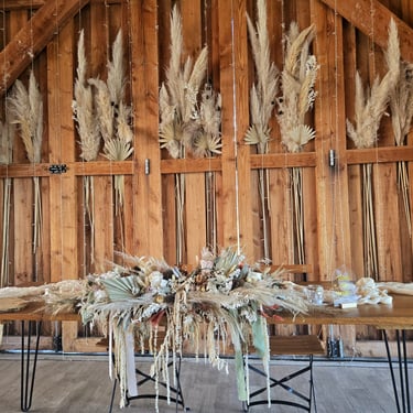 Décoration de table de mariage en graminées et fleurs séchées, créée par l'Ensorce'Fleurs