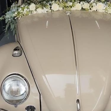 Voiture de mariage, décorée par des fleurs séchées, tons blanc et bleu, réalisée par l'Ensorce'Fleurs