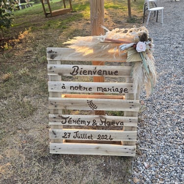Décoration florale de mariage en fleurs séchées, tons blanc et écru, réalisée par l'Ensorce'Fleurs