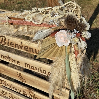 Décoration florale de mariage en fleurs séchées, tons blanc et écru, réalisée par l'Ensorce'Fleurs